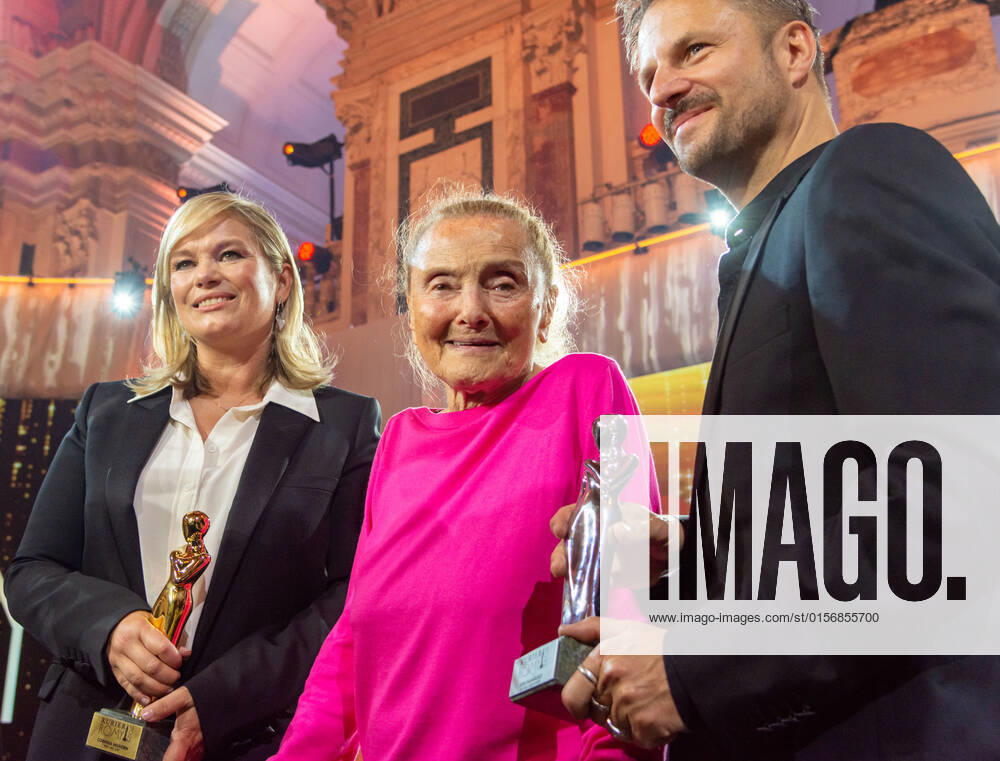 20220423 Kurier Romy Gala 2022 WIEN, OESTERREICH - 23. APRIL: Preistraegerin der Kurier Platin-Romy 2022 fuer ihr Lebenswerk Erni Mangold(Mitte) mit Corinna Milborn (links) und Philipp Hochmeier(rechts) bei der Verleihung des deutschsprachigen Film- und Fernseh-Preises, die 33. Kurier Romy Gala 2022 im Festsaal der Wiener Hofburg am 23. April 2022 in Wien, Oesterreich. 220423_SEPA_17_027