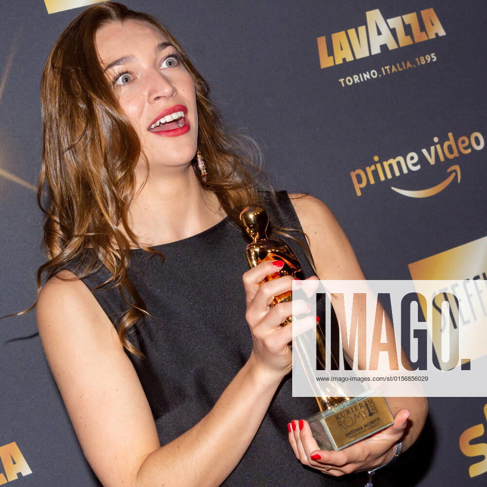 20220423 Kurier Romy Gala 2022 WIEN, OESTERREICH - 23. APRIL: Preistraegerin in der Kategorie -Entdeckung weiblich- Antonia Moretti bei der Verleihung des deutschsprachigen Film- und Fernseh-Preises, die 33. Kurier Romy Gala 2022 im Festsaal der Wiener Hofburg am 23. April 2022 in Wien, Oesterreich. 220423_SEPA_17_016