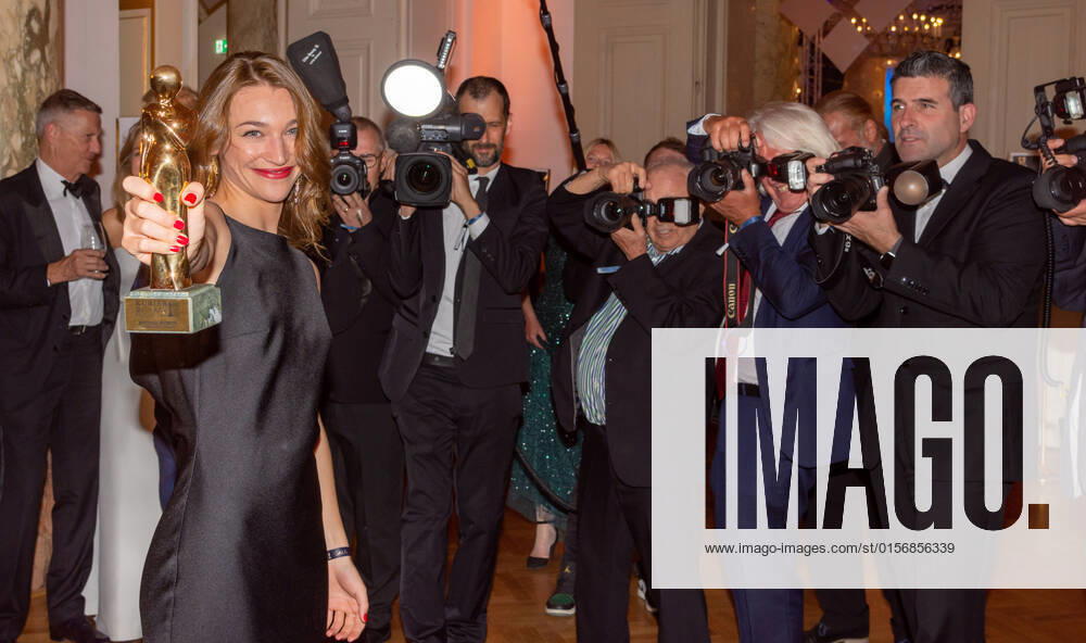 20220423 Kurier Romy Gala 2022 WIEN, OESTERREICH - 23. APRIL: Preistraegerin in der Kategorie bei der Verleihung des deutschsprachigen Film- und Fernseh-Preises, die 33. Kurier Romy Gala 20222 im Festsaal der Wiener Hofburg am 23. April 2022 in Wien, Oesterreich. 220423_SEPA_17_018