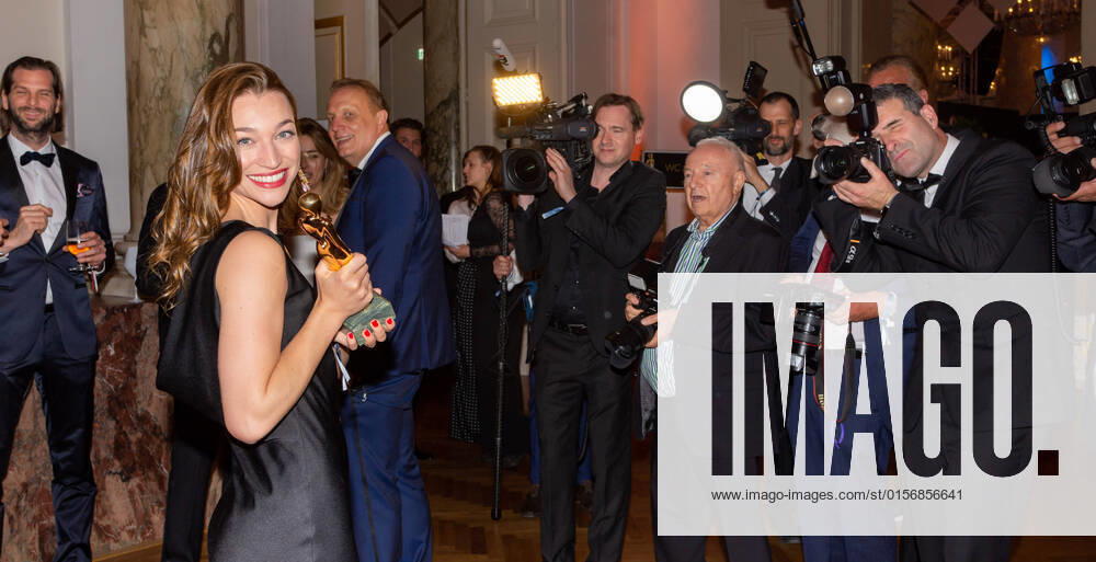 20220423 Kurier Romy Gala 2022 WIEN, OESTERREICH - 23. APRIL: Preistraegerin in der Kategorie -Entdeckung weiblich- Antonia Moretti bei der Verleihung des deutschsprachigen Film- und Fernseh-Preises, die 33. Kurier Romy Gala 2022 im Festsaal der Wiener Hofburg am 23. April 2022 in Wien, Oesterreich. 220423_SEPA_17_017