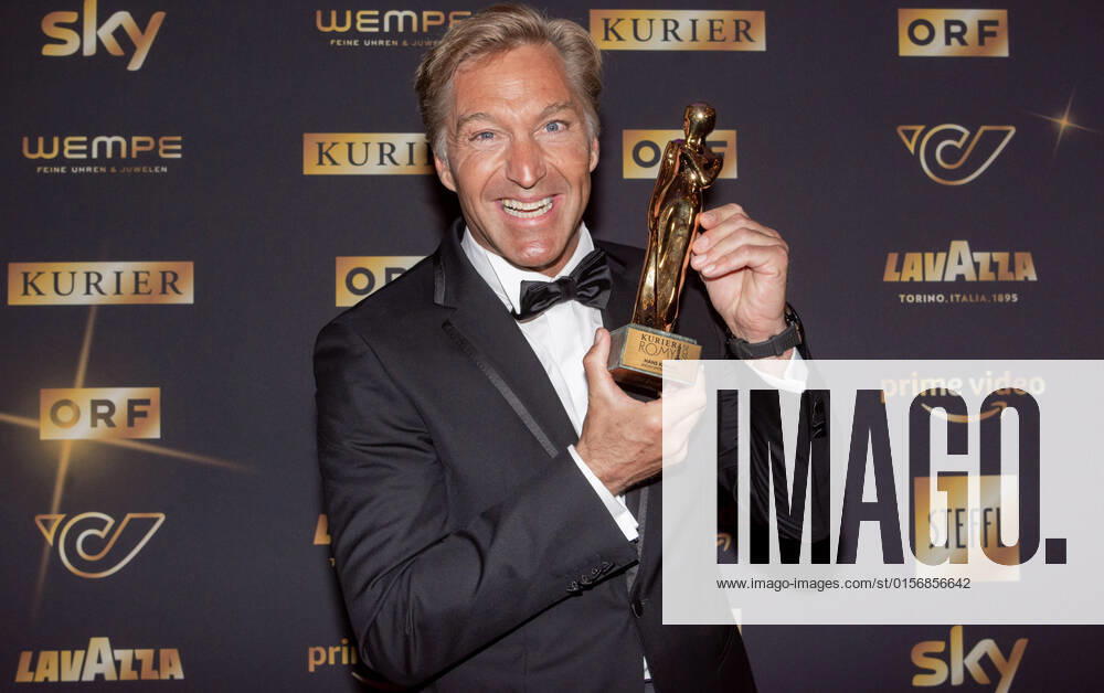 20220423 Kurier Romy Gala 2022 WIEN, OESTERREICH - 23. APRIL: Preistraeger in der Kategorie -Show und Unterhaltung- Hans Knauss bei der Verleihung des deutschsprachigen Film- und Fernseh-Preises, die 33. Kurier Romy Gala 2022 im Festsaal der Wiener Hofburg am 23. April 2022 in Wien, Oesterreich. 220423_SEPA_17_023