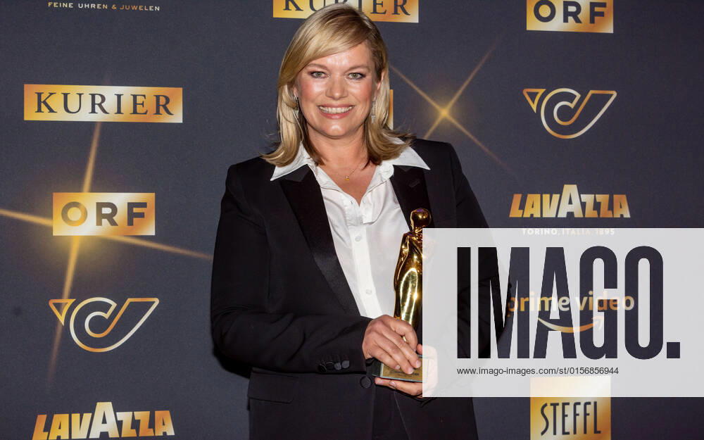 20220423 Kurier Romy Gala 2022 WIEN, OESTERREICH - 23. APRIL: Romy-Auszeichnung fuer ihren Einsatz gegen Fake News und fuer serioesen Journalismusin fuer Corinna Milborn bei der Verleihung des deutschsprachigen Film- und Fernseh-Preises, die 33. Kurier Romy Gala 2022 im Festsaal der Wiener Hofburg am 23. April 2022 in Wien, Oesterreich. 220423_SEPA_17_006