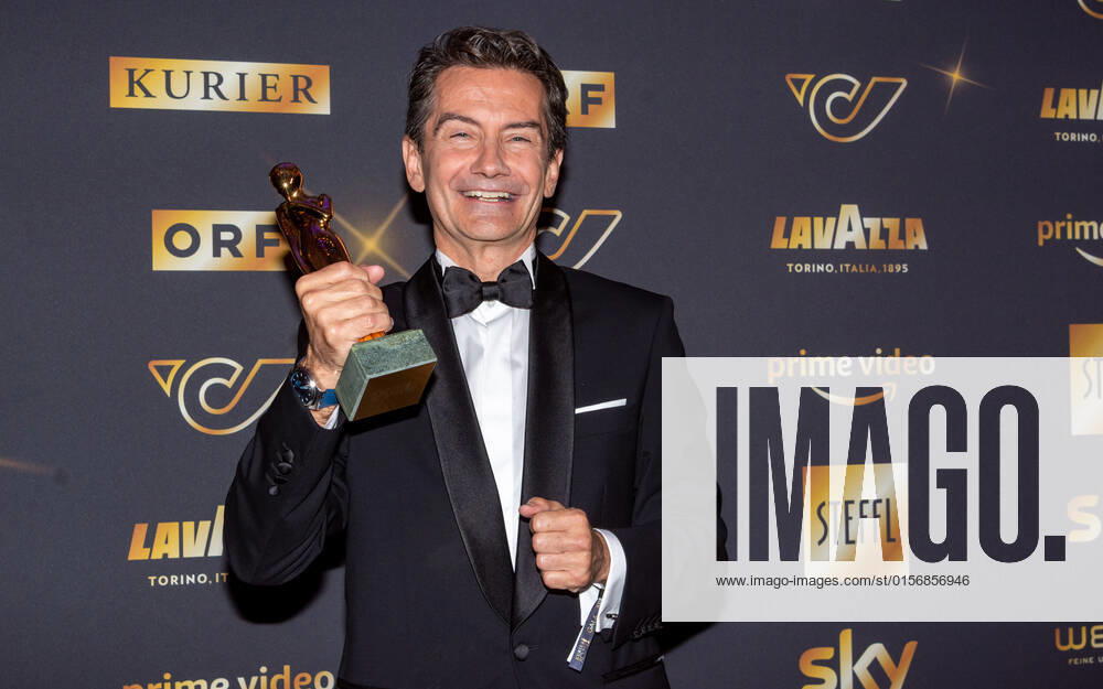 20220423 Kurier Romy Gala 2022 WIEN, OESTERREICH - 23. APRIL: Spezial-Romy fuer die Hilfsaktion -Nachbar in Not- erhielt Generaldirektor des ORF Roland Weissmann bei der Verleihung des deutschsprachigen Film- und Fernseh-Preises, die 33. Kurier Romy Gala 2022 im Festsaal der Wiener Hofburg am 23. April 2022 in Wien, Oesterreich. 220423_SEPA_17_021
