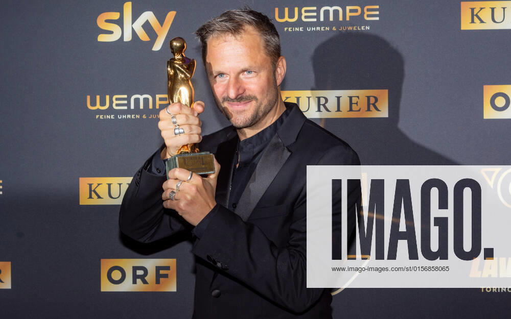 20220423 Kurier Romy Gala 2022 WIEN, OESTERREICH - 23. APRIL: Preistraeger in der Kategorie -Beliebteste Schauspieler in einem Film- Philipp Hochmair bei der Verleihung des Deutschsprachigen Film- und Fernseh-Preises, die 33. Kurier Romy Gala 2022 im Festsaal der Wiener Hofburg am 23. April 2022 in Wien, Oesterreich. 220423_SEPA_17_008