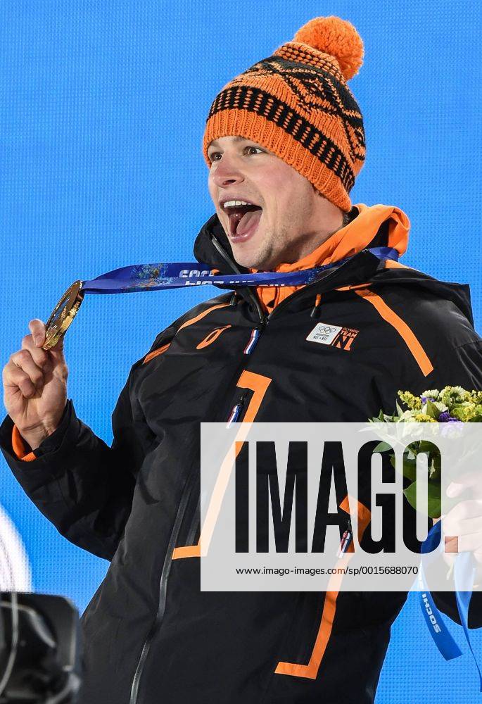 (140209) -- SOCHI, Feb. 9, 2014 (Xinhua) -- Gold medalist Sven Kramer of the Netherlands poses at the victory-ceremony of Men s 5000m of Speed Skating event at the Sochi 2014 Winter Olympic Games in Sochi, Feb. 9, 2014.(Xinhua Wang Haofei) (SP)OLY-RUSSIA-SOCHI-SPEED SKATING-MAN S 5000M