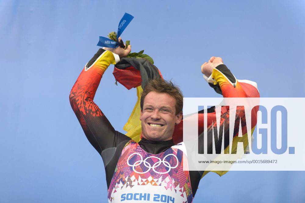 Olympiasieger Felix LOCH Jubel im Ziel mit Deutschlandfahne Herren Rodeln Finale in Sochi, Russland am 09.02.2014