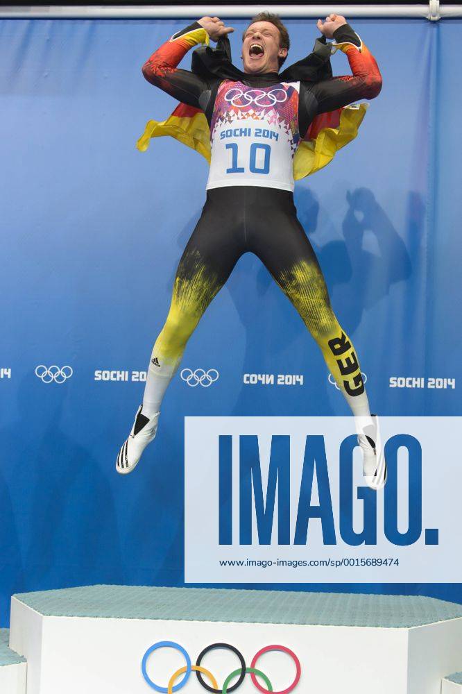 Olympiasieger Felix LOCH Jubel im Ziel mit Deutschlandfahne Herren Rodeln Finale in Sochi, Russland am 09.02.2014