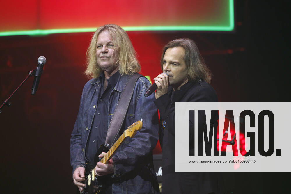 Guitarist Aron Strobel and singer Tim Wilhelm from the band Münchener Freiheit at the big Schlagerfest XXL in the Lanxess Arena Cologne, 23 04 2022 NRW Germany