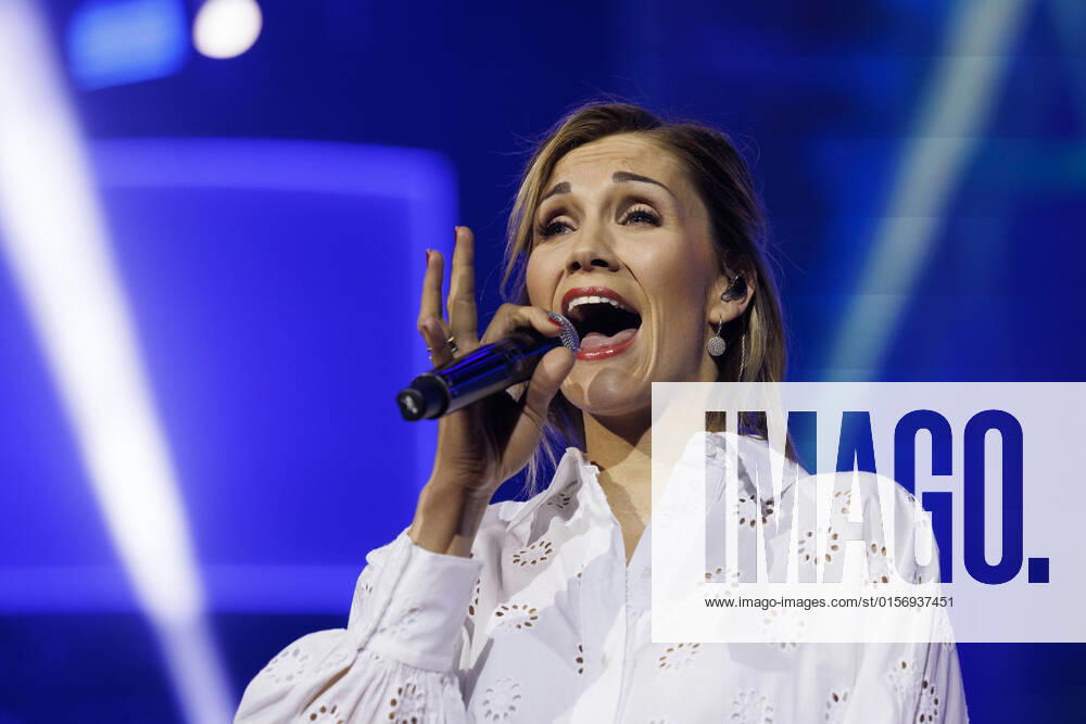 Singer Anna Maria Zimmermann at the big Schlagerfest XXL in the Lanxess Arena Cologne, 23 04 2022 NRW Germany