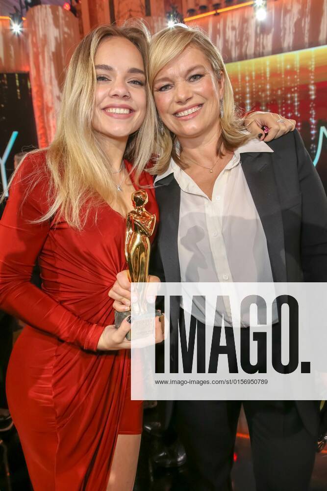 Vienna Hofburg, ROMY Film u TV Award, Gala award ceremony of the TV Award of ORF u KURIER in the picture Corinna Milborn with daughter Luca, with d Award, ROMY Film u TV Award