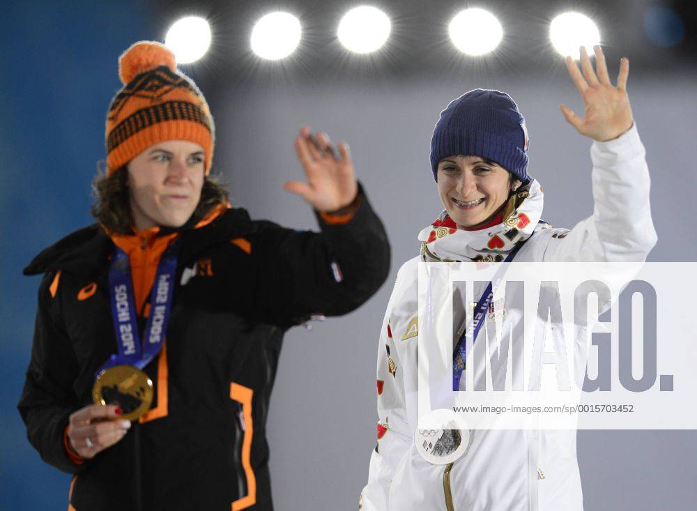 Second placed Czech speedskater Martina Sablikova (right) and gold winner Ireen Wüst of the Netherlands pose with their medals at the 2014 Winter Olympics in Sochi, Russia, February 10, 2014. (CTKxPhoto RomanxVondrous) CTKPhotoP201402100992701 VND