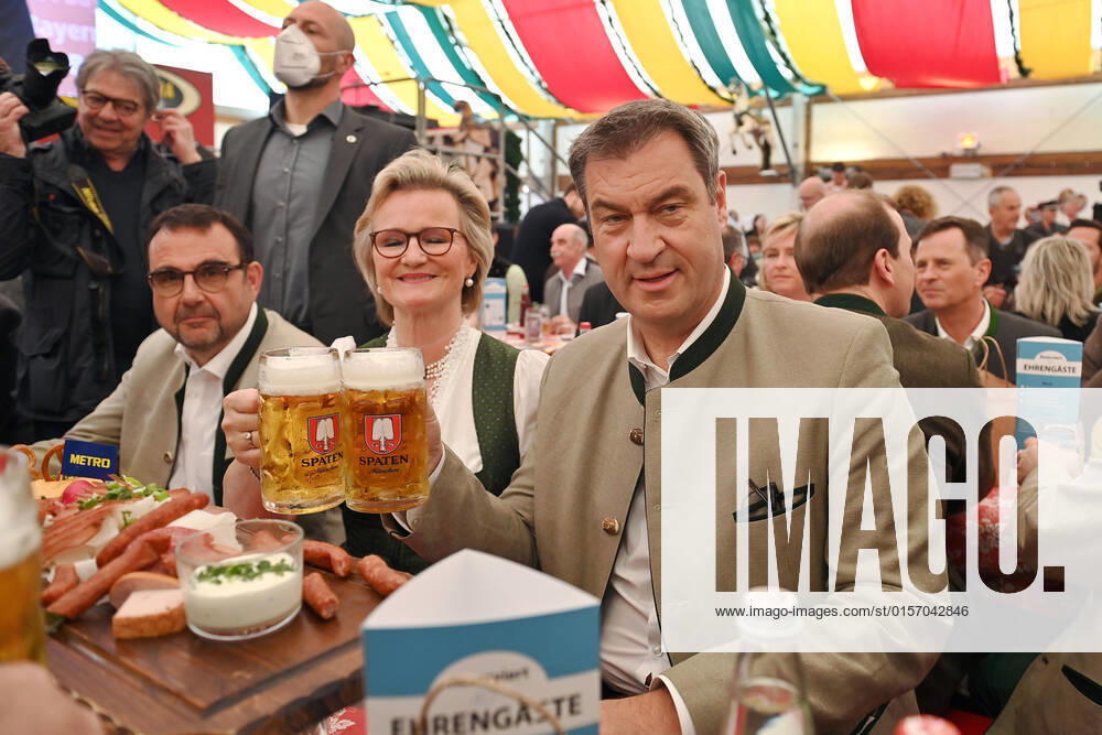 Fruehlingsfest 2022 in Munich, Gastrofruehling in the Hippodrom marquee on 25 04 2022 Markus SOEDER State Premier of Bavaria and CSU Chairman and Angela INSELKAMMER President DEHOGA Bavaria toast Li Klaus HOLETSCHEK CSU,Health Minister Bavaria
