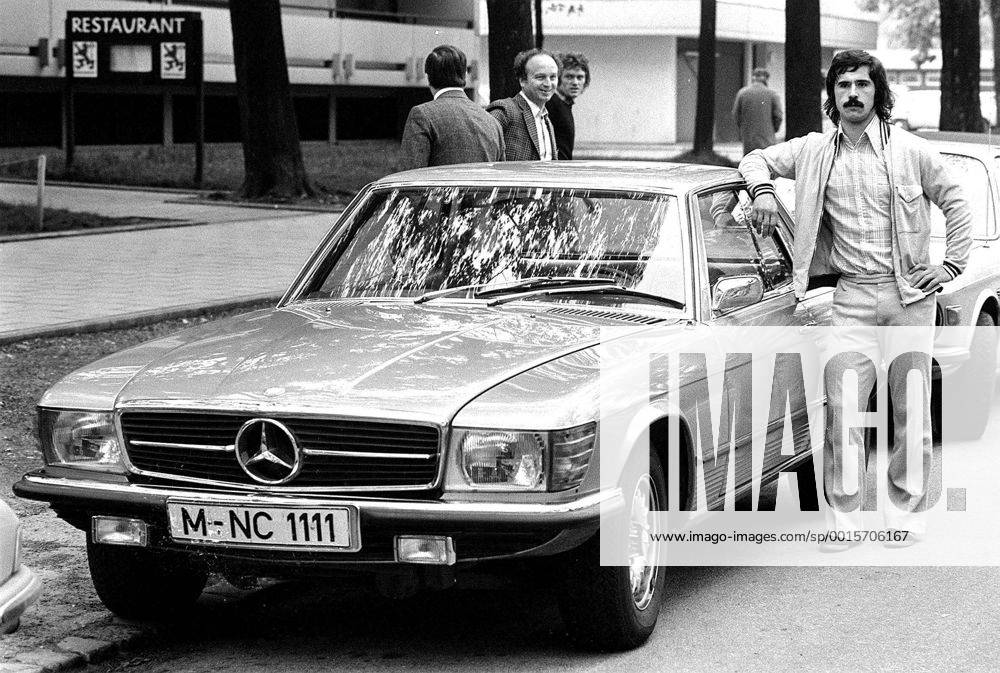 Gerd Müller mit seinen Mercedes in der Säbenerstraße