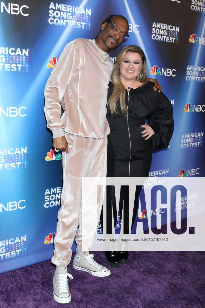LOS ANGELES - APR 25: Snoop Dogg, Kelly Clarkson at the AmericaÃ¢â‚¬â ¢s Song Contest Semi-finals Red Carpet at Universal Studios on April 25, 2022 in Universal City, CA Universal City USA - ZUMAnc22 20220425_zaa_nc22_209