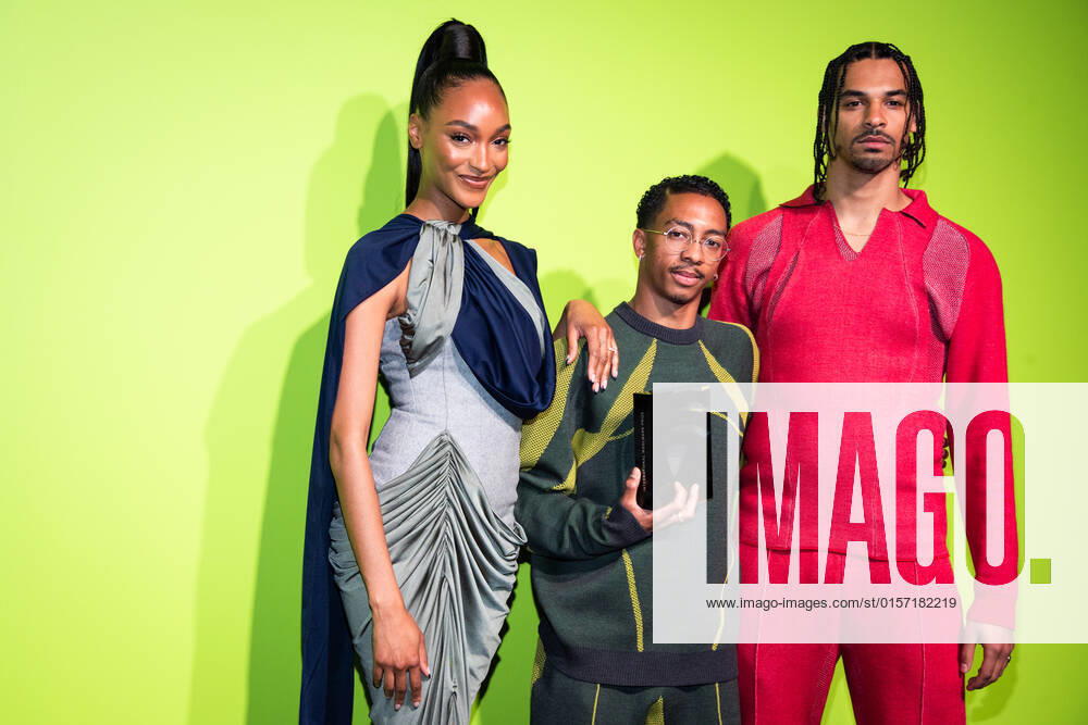 Jourdan Dunn (L) and Saul Nash (C), winner of the International Woolmark Prize, and model attend the Photocall at the International Woolmark Prize 2022 FINAL in London. London United Kingdom - ZUMAs197 20220426_zaa_s197_129