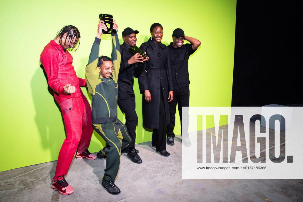 International Woolmark Prize 2022 London, UK. Saul Nash winner of the International Woolmark Prize, and Mmuso Potsane and Maxwell Boko of MmusoMaxwell, winners of the Karl Lagerfeld Award for Innovation, pose with models at the Photocall at the International Woolmark Prize 2022 FINAL in London on 26th April 2022. LMK405-S260422LSAN-001