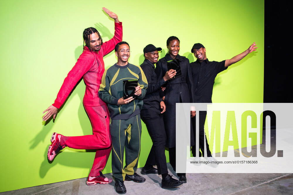 International Woolmark Prize 2022 London, UK. Saul Nash winner of the International Woolmark Prize, and Mmuso Potsane and Maxwell Boko of MmusoMaxwell, winners of the Karl Lagerfeld Award for Innovation, pose with models at the Photocall at the International Woolmark Prize 2022 FINAL in London on 26th April 2022. LMK405-S260422LSAN-001