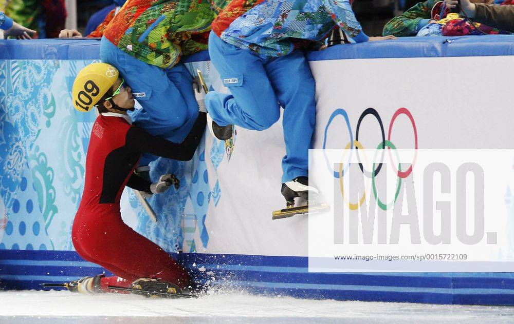 (140213) -- SOCHI, Feb. 13, 2014 (Xinhua) -- Staff members jump to escape collision while China s Fan Kexin (L) falls during the ladies 500m semifinals of Short Track at the 2014 Sochi Winter Olympic Games in Sochi, Russia, Feb. 13, 2014. (Xinhua Wang Lili) (SP)OLY-RUSSIA-SOCHI-SHORT TRACK-LADIES 500M SEMIFINALS