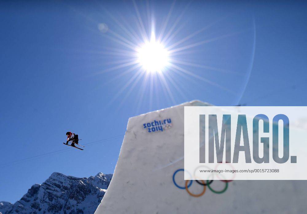 (140213) -- SOCHI, Feb. 13, 2014 (Xinhua) -- James Woods of Great Britain competes during the men s ski slopestyle final of Freestyle Skiing at the 2014 Sochi Winter Olympic Games in Sochi, Russia, Feb. 13, 2014. (Xinhua Li Gang) (SP)OLY-RUSSIA-SOCHI-FREESTYLE SKIING-MEN S SKI SLOPESTYLE FINAL