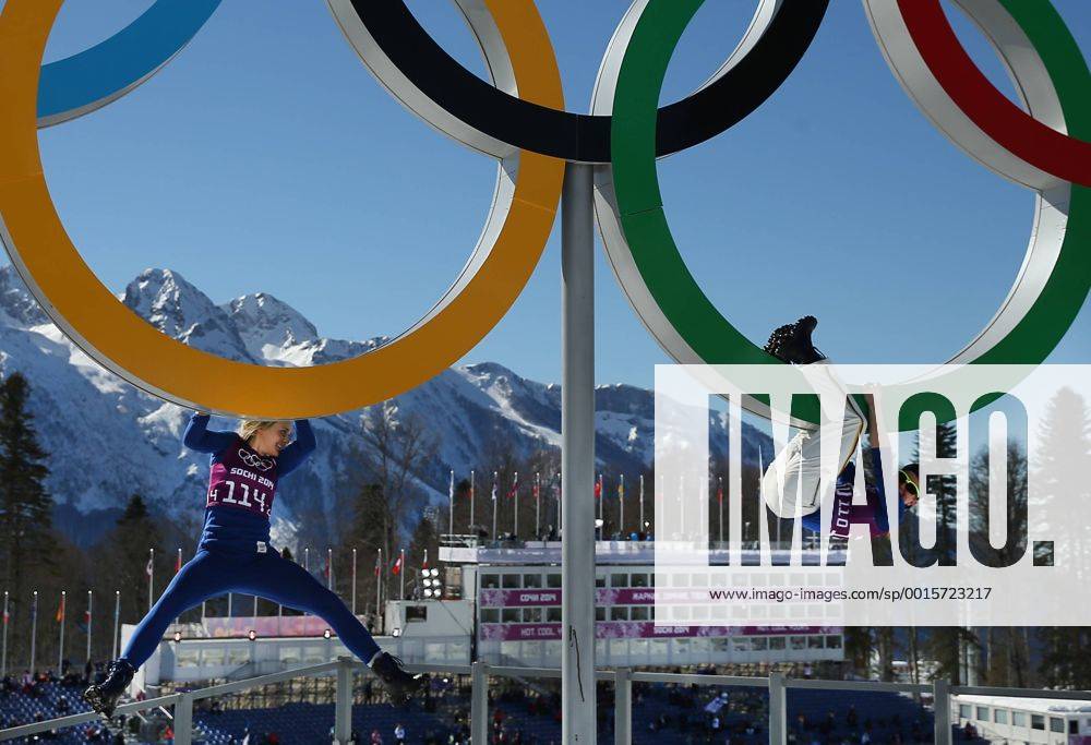 ITAR-TASS: SOCHI, RUSSIA. FEBRUARY 13, 2014. Athletes climb an Olympic emblem during the women s cross-country skiing 10km classic at the 22nd Winter Olympic Games, at the Laura Ski and Biathlon Center. kurios Aufmacher premiumd RE139188
