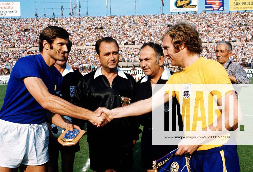 Giacinto Facchetti (Italien, li.) und Bobby Moore (England) begrüßen sich, dazwischen Schiedsrichter Stanev (Bulgarien) und seine Linienrichter- Fußball Länderspiel Herren Länderspiel 1973, Nationalmannschaft, Nationalteam, Nationaltrikot, Italien - England 2:0 Gruppe Turin Harmonie,