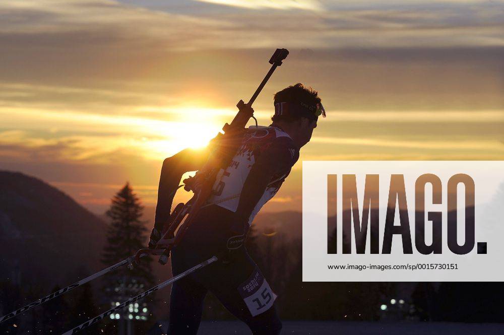 Ole Einar BJOERNDALEN (NOR),Aktion,Einzelbild,angeschnittenes Einzelmotiv,Halbfigur,halbe Figur vor Abendhimmel,Abendstimmung.Silhouette. Biathlon Männer 20 km Einzel. am 13.02.2014.,Laura Cross Country and Biathlon Center. XXII. Olympische Winterspiele 2014, vom 07.02. - 23.02.2014 in Sotschi Russland. Â