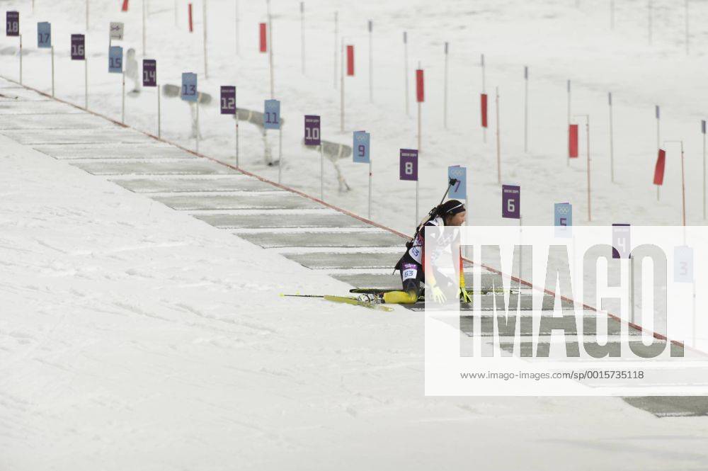 Laura Dahlmeier kniet am Schiesstand Biathlon Frauen 15KM Individual im Laura Cross Country Ski and Biathlon Center XXII. Olympische Winterspiele Sochi, Russland am 14.02.2014