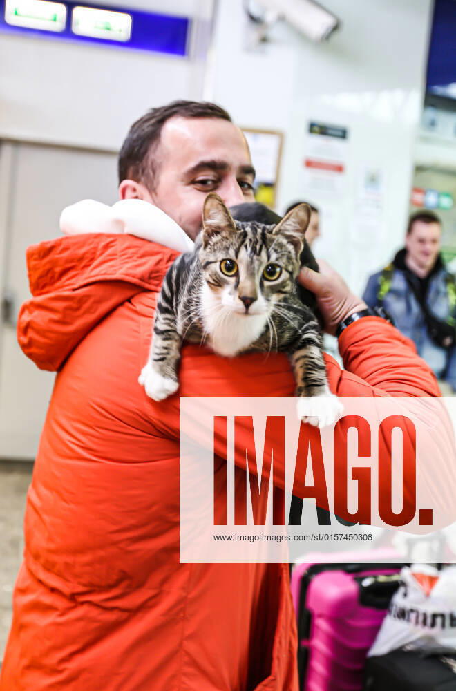 Ukrainian refugee with her two cats and dog, boards a train embarking to Berlin. Warsaw Poland - ZUMAo116 20220429_znp_o116_028