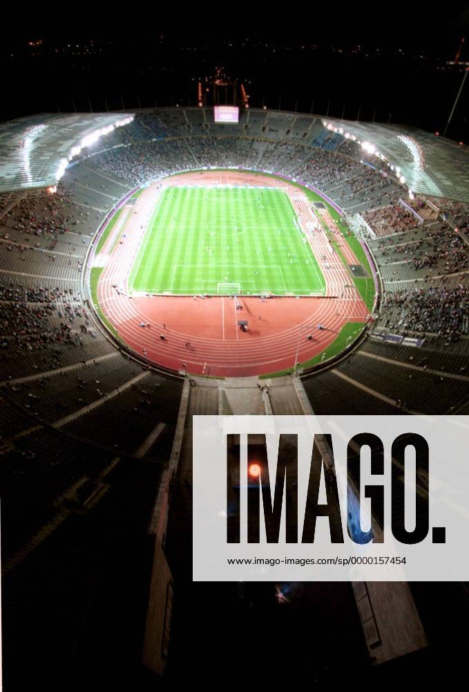 Blick von oben in das beleuchtete Berliner Olympiastadion bei Nacht Fußball 1. BL Herren Saison 1999 2000, Hertha BSC Berlin, Stadion, Arena, Fußballfeld, Fußballstadion, Vogelperspektive Totale Olympiastadion Berlin