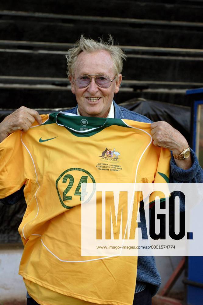 Trainerlegende Rudi Gutendorf (Deutschland) - WM Botschafter für Rheinland Pfalz - präsentiert stolz das ihm überreichte Nationaltrikot von Australien Fußball Herren FIFA Confederations Cup 2005, Confederationscup, Konföderationencup, Konföderationen Einzelbild Frankfurt M.