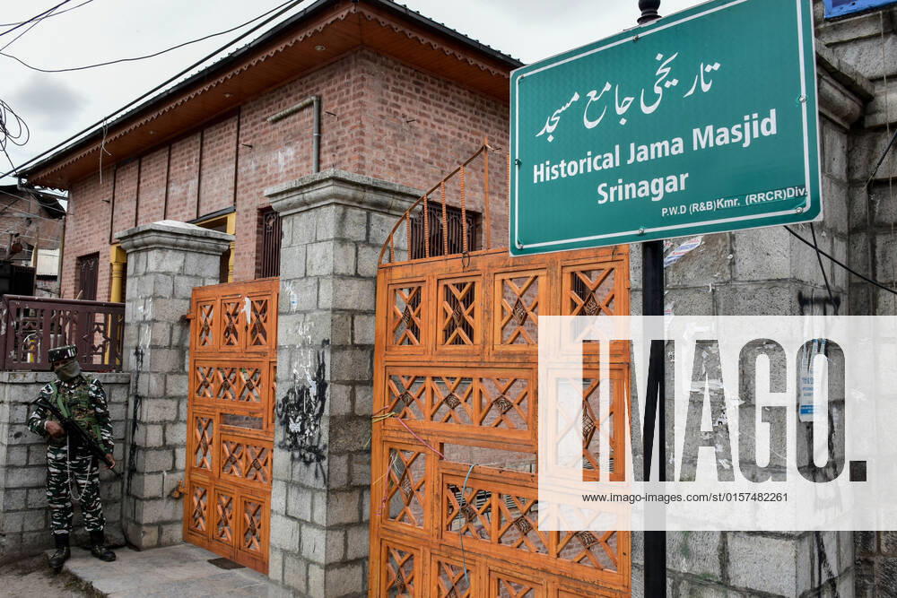 A paramilitary trooper stands guard outside the closed historic Grand Mosque (Jamia Masjid) during the last Friday of Ramadan in Srinagar. Authorities in Kashmir valley prohibited night-long prayers and last Friday of Ramadan congregational prayers at the Grand Mosque (Jamia Masjid) in Srinagar. The decision to not hold the congregational prayers was conveyed to the managing body of the grand mosque on Wednesday night. Srinagar India - ZUMAs197 20220429_zaa_s197_080