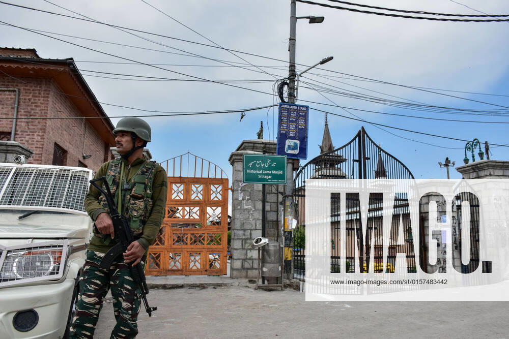 A paramilitary trooper stands guard outside the closed historic Grand Mosque (Jamia Masjid) during the last Friday of Ramadan in Srinagar. Authorities in Kashmir valley prohibited night-long prayers and last Friday of Ramadan congregational prayers at the Grand Mosque (Jamia Masjid) in Srinagar. The decision to not hold the congregational prayers was conveyed to the managing body of the grand mosque on Wednesday night. Srinagar India - ZUMAs197 20220429_zaa_s197_082