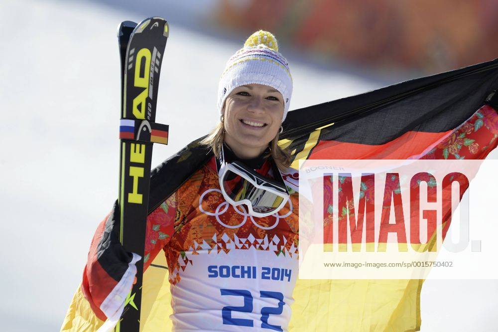 Maria HOEFL-RIESCH, (Höfl-Riesch), GER, 2. Platz, Silber, Silbermedaille, Silbermedaillengewinnerin, mit der deutschen Flagge, Fahne, Jubel, jubelt, Freude, Begeisterung, Emotion, jubeln, cheers, Flower Ceremony Ski Alpin, Super G der Frauen, Women s Super-G, am 15.02.2014. XXII. Olympische Winterspiele 2014, vom 07.02. - 23.02.2014 in Sotschi Russland.