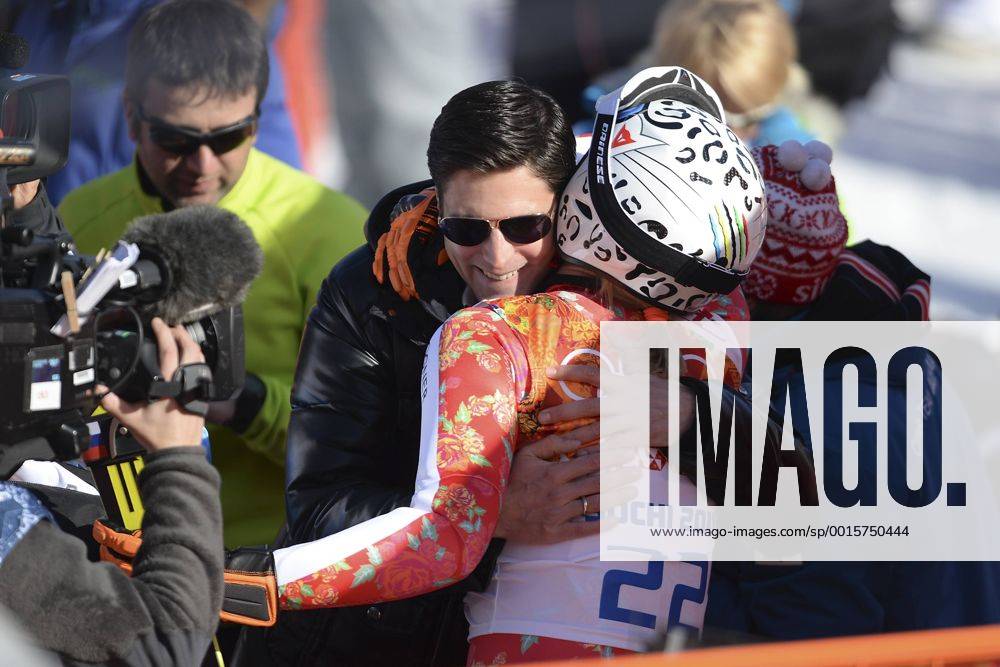 Maria HÖFL-RIESCH, (Höfl-Riesch), GER, 2. Platz, Silber, Silbermedaille, Silbermedaillengewinnerin, Jubel, jubelt, Freude, Begeisterung, Emotion, jubeln, cheers, im Ziel, wird von Ehemann Marcus HÖFL umarmt, Ski Alpin, Super G der Frauen, Women s Super-G, am 15.02.2014. XXII. Olympische Winterspiele 2014, vom 07.02. - 23.02.2014 in Sotschi Russland.