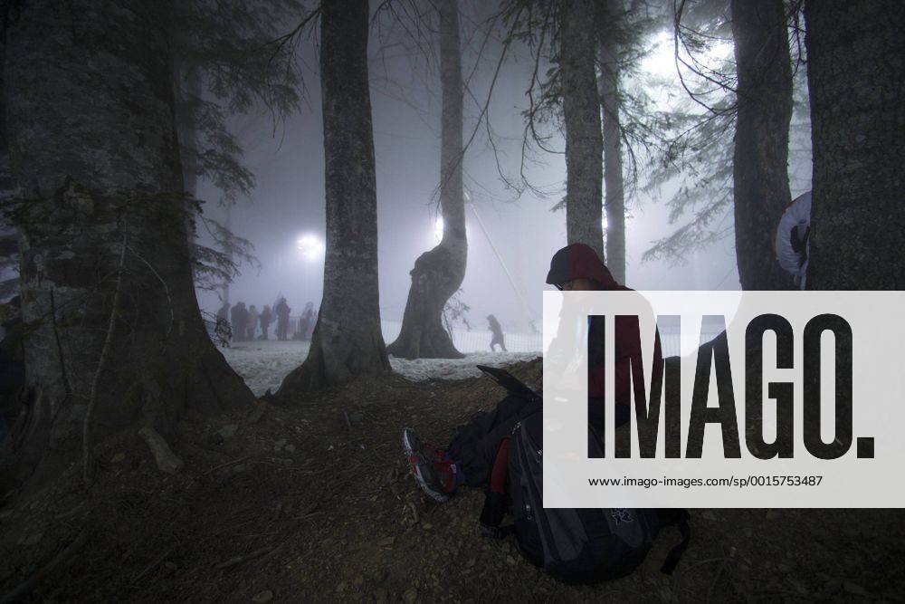(140216) -- SOCHI, Feb. 16, 2014 (Xinhua) -- A reporter works in the fog ahead of Men s Biathlon 15 km Mass Start at the Laura Cross-Country Ski and Biathlon Center during the Sochi Winter Olympics on February 16, 2014. The race was postponed due to heavy fog. (Xinhua Fei Maohua) (SP)OLY-RUSSIA-SOCHI-BIATHLON-MEN S 15KM MASS START-WEATHER
