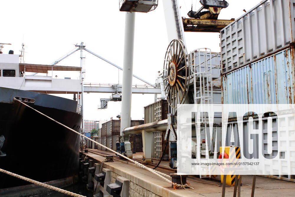 IMAGO Creative: Business, Inflation und Lieferketten cargo cranes at harbor close up , 1817433.jpg, boat, business, cargo, city, complex, construction, container, corporate, crane, destination, dock, economy, environment, factory, harbor, industry, looking, machine, machinery, madero, manufacturing, oil, petrol, port, production, puerto, resource, ship, shipping, sky, south, steel, structure, technology, tourism, unloading, view, wall, warehouse, waterfront, waterway, window, work, ship, open,