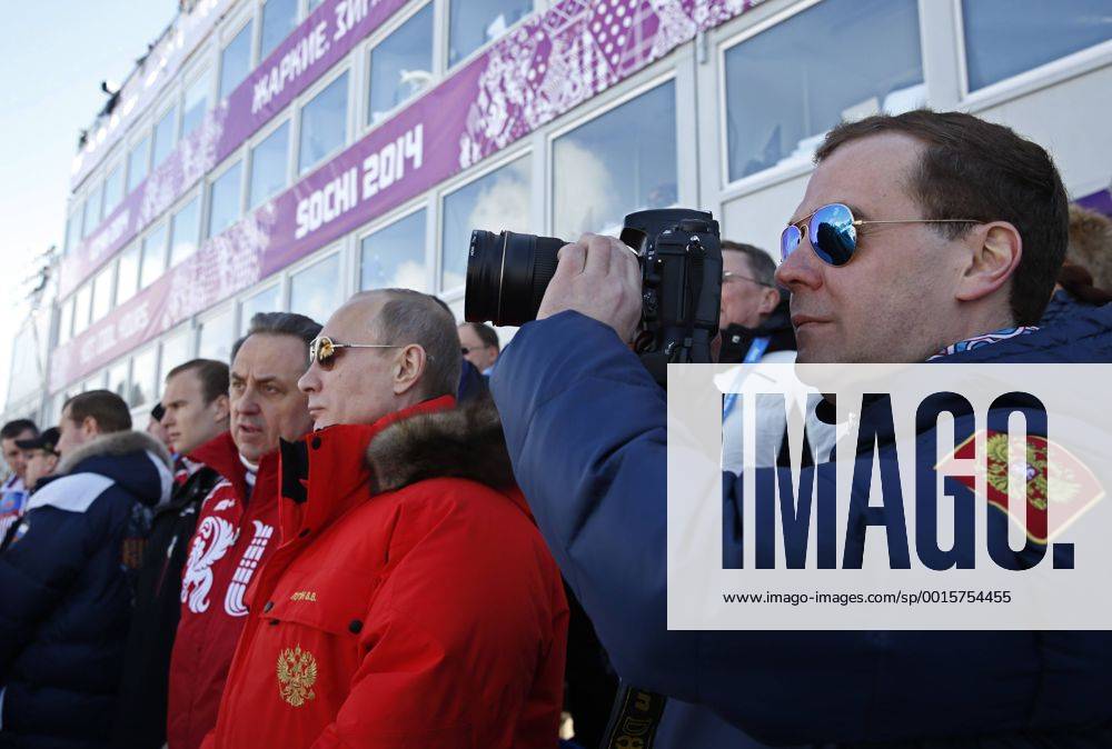 ITAR-TASS: SOCHI, RUSSIA. FEBRUARY 16, 2014. Russia s prime minister Dmitry Medvedev, president Vladimir Putin, and sports minister Vitaly Mutko (R-L) watch from the stands the cross-country men s 4x10km relay during the Sochi 2014 Winter Olympic Games. premiumd Aufmacher 20175637