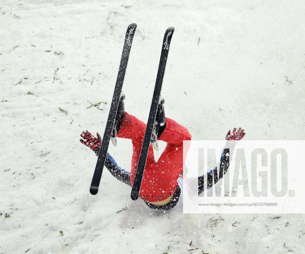 (140217) -- SOCHI, Feb. 17, 2014 (Xinhua) -- China s Jia Zongyang loses his balance and falls over during the men s aerials of Freestyle Skiing at the 2014 Sochi Winter Olympic Games in Sochi, Russia, Feb. 17, 2014. Jia Zongyang won the bronze medal with 95.06 scores. (Xinhua Wang Song) (SP)OLY-RUSSIA-SOCHI-FREESTYLE SKIING-MEN S AERIALS