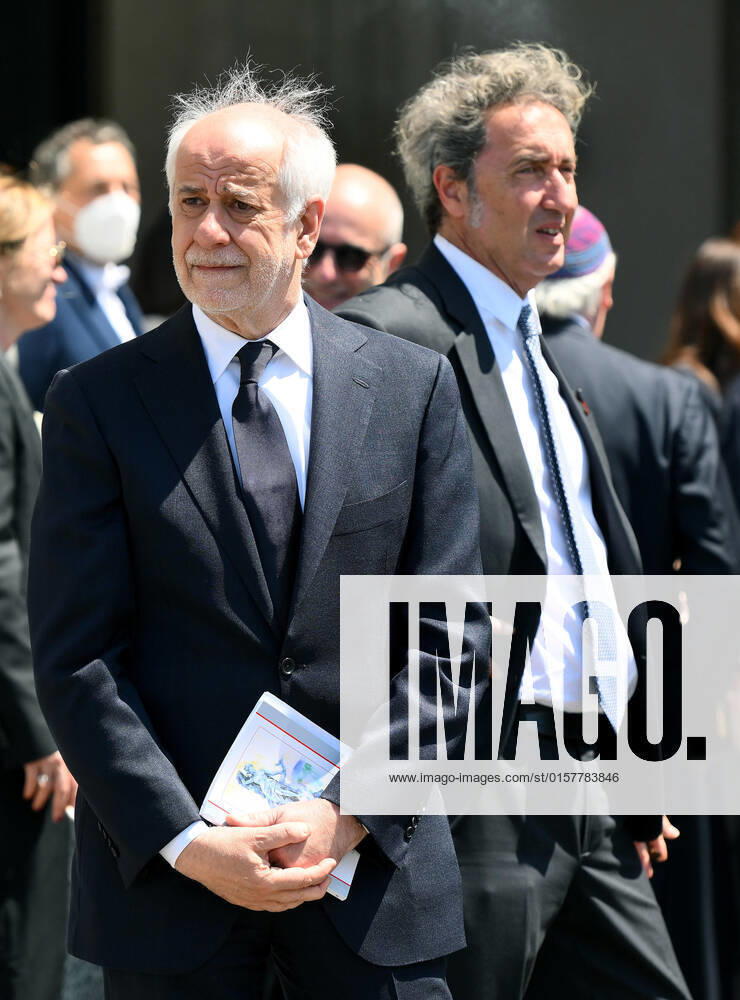 Italian actor Toni Servillo (L) and Italian filmmaker Paolo Sorrentino (R) leave after the presentation of the David di Donatello Award 2022 at the Quirinale Palace in Rome, Italy, 02 May 2022. The David di Donatello award is a film prize presented annually to honor the best of Italian and foreign motion picture productions.ANSA ETTORE FERRARI ROME - ZUMAa110 20220502_zaf_a110_047