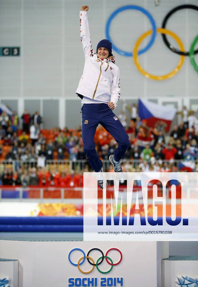 (140219) -- SOCHI, Feb. 19, 2014 (Xinhua) -- Martina Sablikova of the Czech Republic celebrates during the flower ceremony after the ladies 5000m of speed skating Eisschnelllauf at the 2014 Sochi Winter Olympic Games in Sochi, Russia, Feb. 19, 2014. Martina Sablikova won the gold medal with a time of 6 minutes and 51.54 seconds. (Xinhua Wang Lili) (SP)OLY-RUSSIA-SOCHI-speed skating Eisschnelllauf-LADIES 5000M
