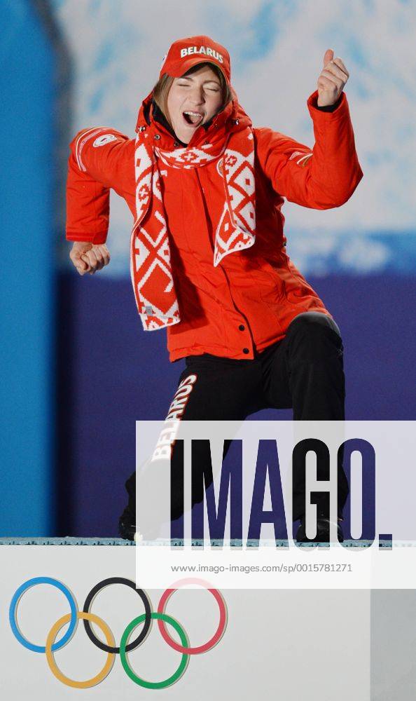 ITAR-TASS: SOCHI, RUSSIA. FEBRUARY 18, 2014. Three-time Olympic champion, gold medalist Darya Domracheva of Belarus poses at a victory ceremony for the women s biathlon 12,5km mass start race at the Sochi 2014 Winter Olympics, at Medals Plaza. premiumd kurios komik RE13A0D3