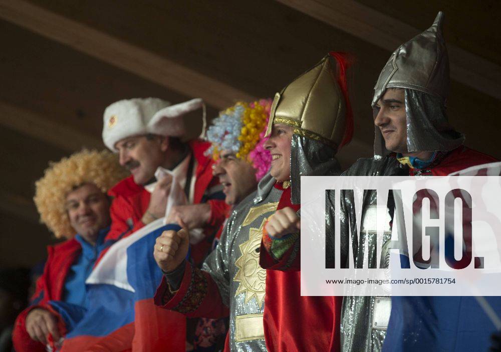 (140219) -- SOCHI, Feb. 19, 2014 (Xinhua) -- Fans dressed in costumes watch the women s bobsleigh competition at the 2014 Sochi Winter Olympic Games in Sochi, Russia