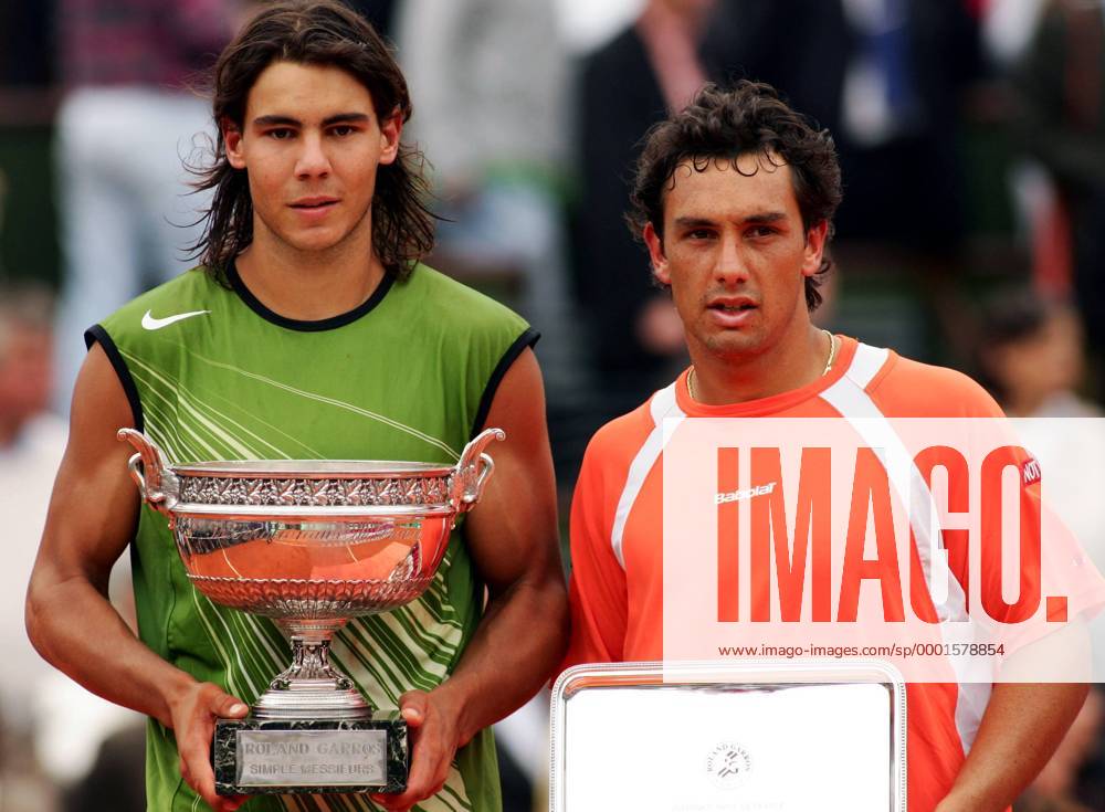Siegerehrung French Open 2005 - Sieger Rafael Nadal (Spanien, li.) und sein Endspielgegner Mariano Puerta (Argentinien) Tennis Herren French Open 2005, Grand Slam, ATP Tour, Finale, Endspiel Gruppe Roland Garros Paris