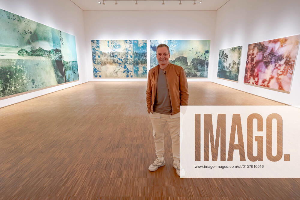 Dieter Nuhr stellt Bilder im Hagener Karl-Ernst-Osthaus-Museum aus Der als Kabarettist bekannte TV-Star Dieter Nuhr zeigt seine Bilder im Karl-Ernst-Osthaus-Museum. Wesentlicher Teil der Werkschau sind Exponate aus der den vergangenen zwei Jahren. In der Wanderausstellung Von Fernen umgeben werden Bilder gezeigt, die wirken, als seien sie konventionell mit Pinsel und Farbe geschaffen worden. Der studierte Maler arbeitet jedoch schon seit Langem mit Digitaler Fotografie und komponiert seine Bilder auf dem Tablet PC. Die elektronischen Gemälde basieren auf Fotos, die während Nuhrs Reisen in über 90 Länder entstanden sind. Nach der Station in Hagen werden die überlebensgroßen Bilder zunächst in Venedig, danach in Dakar gezeigt. Ha