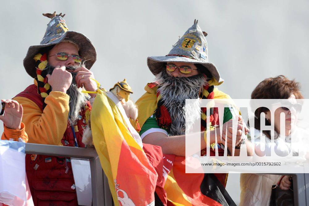 Deutsche Fans in opulenter Tracht, deutsche Flagge, Fahne, beobachten den Wettkampf, Nordische Kombination, Team, Team Gundersen LH 4x5 km, Cross-Country, Large Hill, Grossschanze, Springen, 20.02.2014, Russki Gorki Ski Jumping Center. XXII. Olympische Winterspiele 2014, vom 07.02. - 23.02.2014 in Sotschi