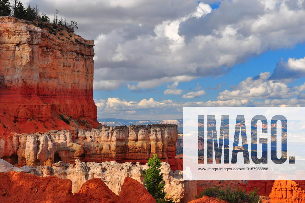 IMAGO Nature: Unsere Erde, Naturschutz, Naturschutzgebiete in Nordamerika Red Sandstone Canyon cliffs at Bryce Canyon national park, Utah , 2157267.jpg, adventure, america, attraction, beautiful, beauty, blue, breathtaking, bryce, canyon, desert, destination, dramatic, erosion, formation, fun, geology, grand, hike, hiking, hoodoo, landscape, mountain, national, nature, panorama, park, peaceful, photography, postcard, pretty, red, rock, sand, sandstone, serene, sky, southwest, stone, tourism, tourist, tranquil, travel, usa, utah, vacation, view, viewpoint, vista, wild, wilderness,