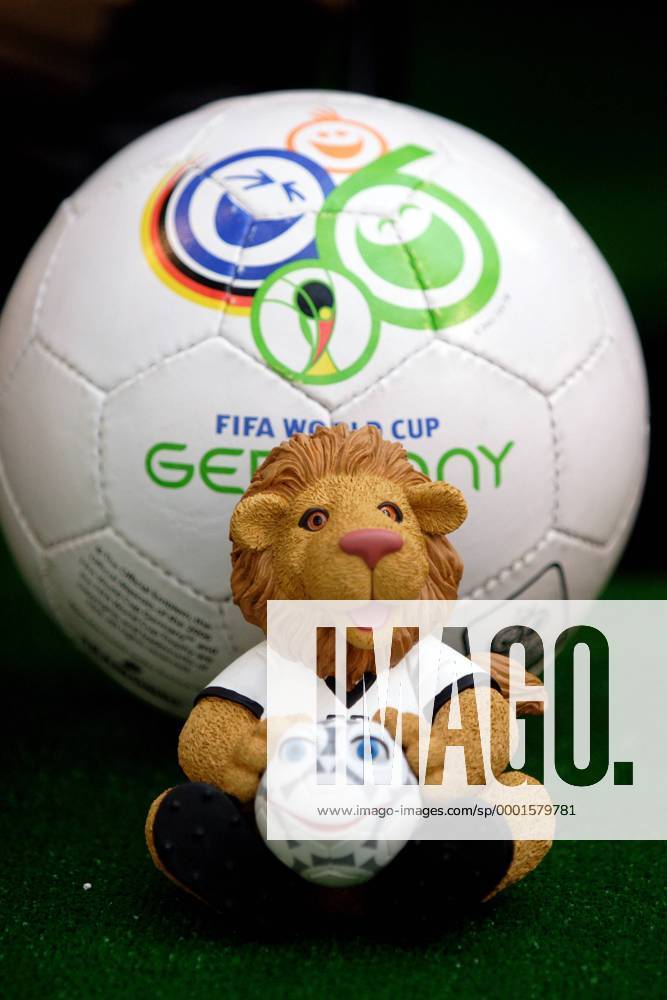 Das WM Maskottchen Goleo VI mit seinem kleinen Freund Pille, dem sprechenden Ball vor einem Fanball mit dem Logo des FIFA World Cup 2006 Fußball WM Herren Vorschau 2005 Weltmeisterschaft 2006, Vdig Einzelbild Frankfurt M.