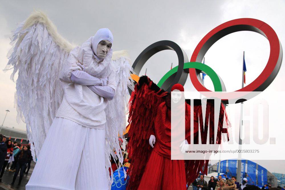 ITAR-TASS: SOCHI, RUSSIA. FEBRUARY 22, 2014. Sports fans wear fancy costume in the Coastal Olympic Village during the 22nd Winter Olympic Games in Sochi. Aufmacher premiumd kurios RE13A9D3