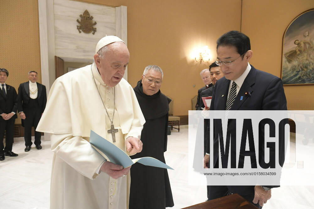 Vatikan, Papst Franziskus empfängt Japans Premierminister Fumio Kishida May 4, 2022, Città del Vaticano: Pope Francis, before the general audience in Saint Peters Square, received in audience this morning in the Study of the Paul VI Hall, the Prime Minister of Japan, Fumio Kishida, Vatican City 2022. ANSA PRESS OFFICE VATICAN MEDIA Città del Vaticano - ZUMAa110 20220504_zaf_a110_026