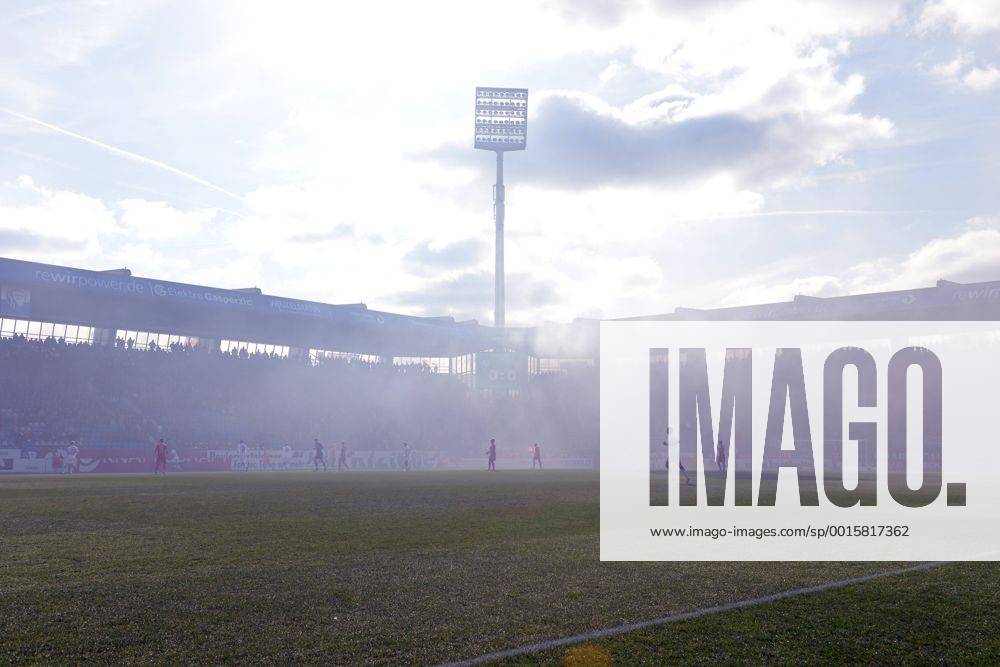 Fußball, Stadiongeschichte VfL Bochum VfL Bochum --- Fussball --- 2.Bundesliga --- 23.02.2014 Nebel über dem Rewirpowerstadion, Rauch von Pyrotechnik, Pyros, Bengalisches Feuer, Feature, Hinterleger, Hintergrund, Aktion